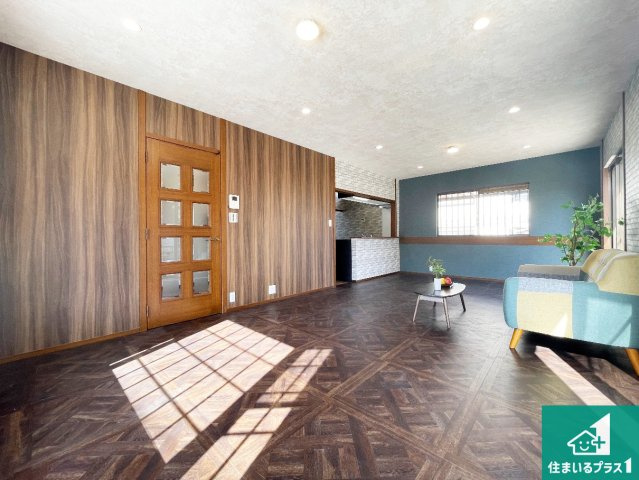 神戸市西区桜が丘中町　中古一戸建ての居間・リビング|日当たり良好の明るいリビングで朝の目覚めもスッキリできそう！対面キッチンでご家族のコミュニケーションも自然と増える設計！小さなお子様が遊ぶスペースを作っても広々とくつろげるLDK！