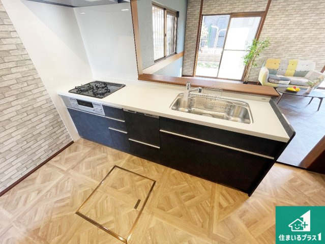 神戸市西区桜が丘中町　中古一戸建てのキッチン|子供を見守りながらお料理が出来るため家族のコミュニケーションか増えます♪スペースが広く確保されている為お子様が大きくなったときは一緒に料理を楽しめます♪