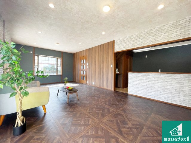 神戸市西区桜が丘中町　中古一戸建ての居間・リビング|明るいリビングで朝の目覚めもスッキリできそう！対面キッチンでご家族のコミュニケーションも自然と増える設計！小さなお子様が遊ぶスペースを作っても広々とくつろげるLDK！