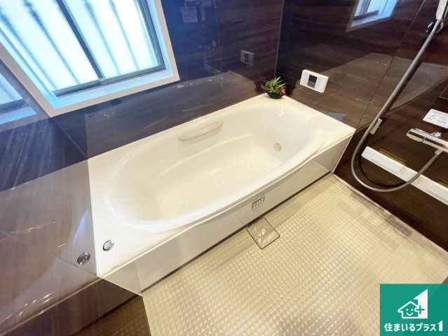 神戸市西区桜が丘中町　中古一戸建ての浴室|足をゆったり伸ばして寛げる浴槽です。窓が設けられていますので差し込む光が明るく穏やかな雰囲気にしてくれます♪浴室乾燥機も設置しているので、雨の日の洗濯物も安心です♪