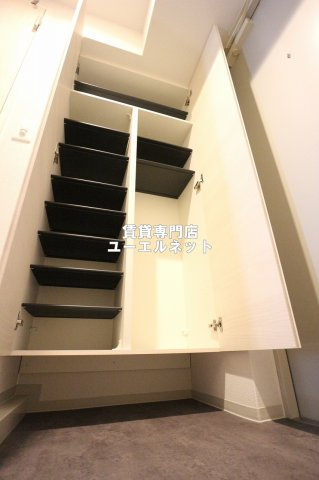 【設備】 | ベルエール江坂 | 収納力たっぷりのシューズボックスで玄関すっきり！