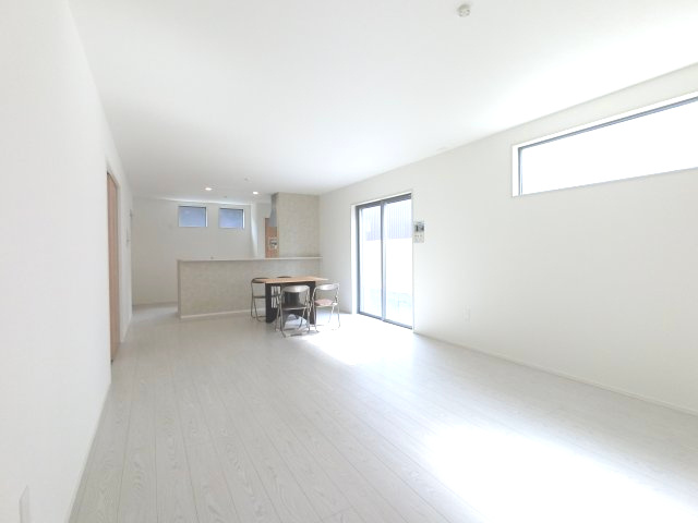 鳥栖市松原町第二の内観：施工例|家族が集まる中心となるリビング・ダイニング。団らんする姿が浮かびますね♪