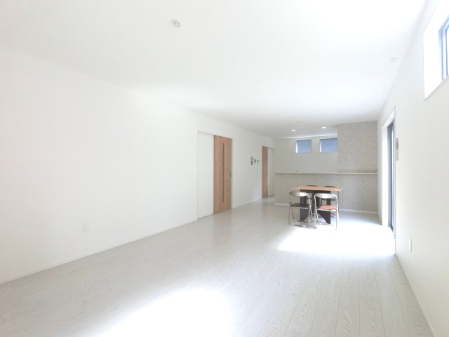 鳥栖市松原町第二の内観：施工例|リビングのお子さんに目配りできる対面式カウンターキッチンを採用。