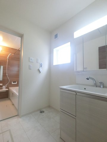 鳥栖市松原町第二の内観：施工例|広くて使いやすい洗面ルーム。朝もゆとりをもって準備できます♪