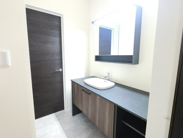 鳥栖市松原町第二の内観：施工例|広くて使いやすい洗面ルーム。朝もゆとりをもって準備できます♪