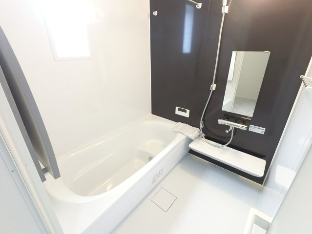 鳥栖市松原町第二の内観：施工例|1日の疲れがとれる、ゆったりとしたバスルーム。便利な浴室乾燥暖房機を完備。