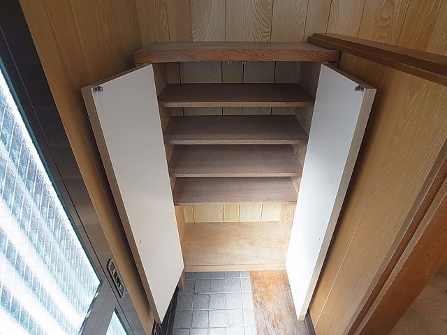 下沢通4丁目貸家の玄関|玄関にはシューズBOXを完備