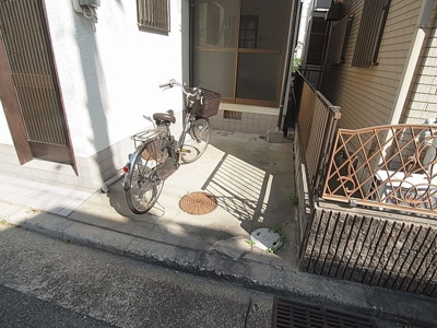 【駐車場】 | 下沢通4丁目貸家 | コンパクトな軽自動車か大型バイク等置けます