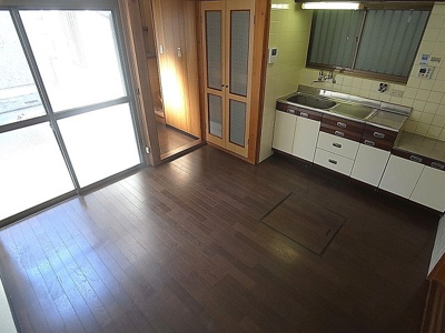 【居間・リビング】 | 下沢通4丁目貸家 | 3面窓が有り明るさ、風通し共に良好です