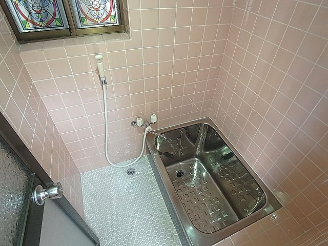 下沢通4丁目貸家の浴室|お風呂、小窓を完備してます