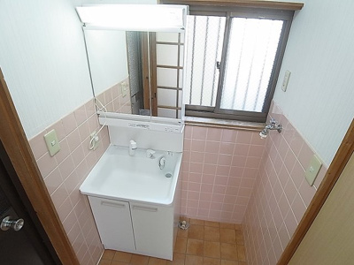 【洗面所】 | 下沢通4丁目貸家 | シャワー付きの洗面台、脱衣所も窓を完備してます
