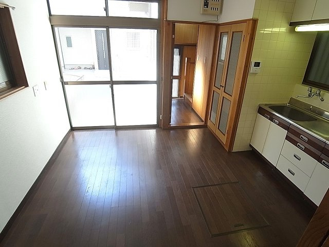 下沢通4丁目貸家の内装|採光がタップリ入る明るいダイニング