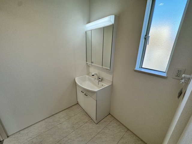 ハートフルタウン 前橋市北代田町780番　Ａ号棟の独立洗面台|シャワー水栓付き洗面台で朝の身支度もバッチリです！
洗面台には収納スペースもあり洗面室もすっきり片付きますよ！