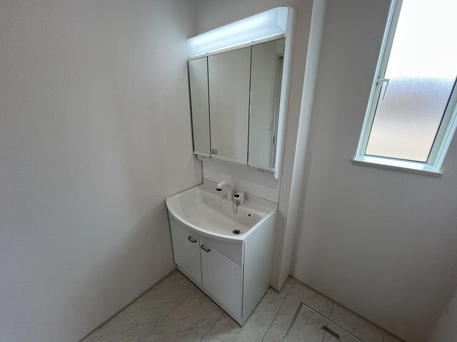 ハートフルタウン 前橋市北代田町780番　Ａ号棟の独立洗面台|シャワー水栓付き洗面台で朝の身支度もバッチリです！
洗面台には収納スペースもあり洗面室もすっきり片付きますよ！