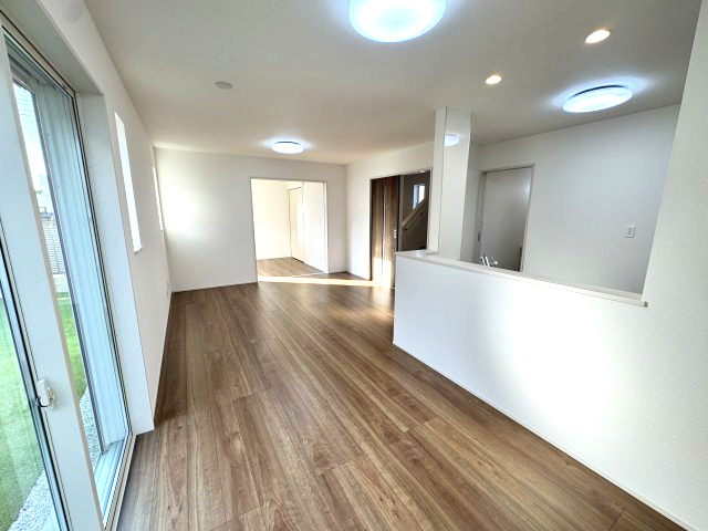 ハートフルタウン 前橋市北代田町780番　Ａ号棟の居間・リビング|カウンターキッチンなのでお料理をしながら会話もできます。
夕食の支度をしながら、お子様の様子も見られて自然と会話も増えますよ♪