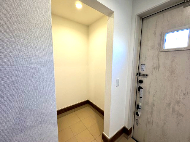 ハートフルタウン 前橋市北代田町780番　Ａ号棟の玄関|シューズインクロークが標準装備です。ベビーカーが収納可能な広さです。
