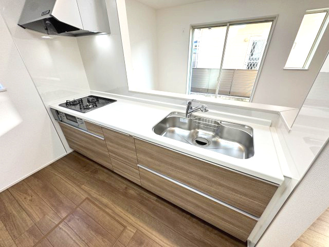 ハートフルタウン 前橋市北代田町780番　Ａ号棟のキッチン|人気のカウンターキッチン採用です☆
コンロも３口ご用意しています！調理スペースも広くストレスなくお料理できます。
浄水器つきなので美味しいお水も飲めますよ♪