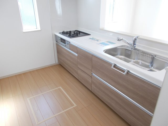 ハートフルタウン 前橋市北代田町780番　Ａ号棟のキッチン|人気のカウンターキッチン採用です☆
コンロも３口ご用意しています！調理スペースも広くストレスなくお料理できます。
浄水器つきなので美味しいお水も飲めますよ♪