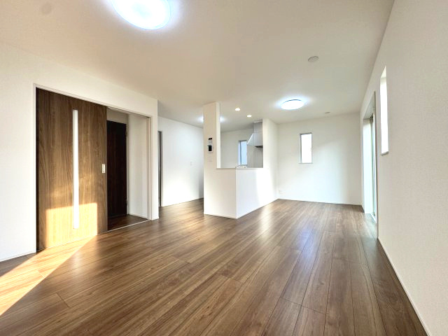 ハートフルタウン 前橋市北代田町780番　Ａ号棟の居間・リビング|ゆったり過ごせる16帖のリビングです♪人気の対面式キッチンを配した空間はお好みの家具も合わせやすく、家族がくつろぐ快適な空間造りをサポート。窓からは明るい陽光が差し込みます。