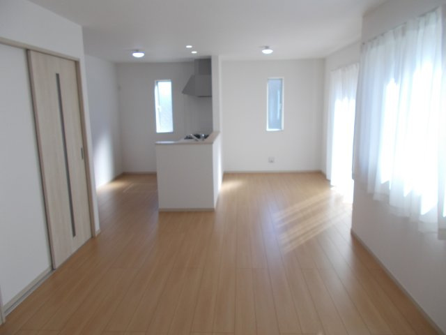 ハートフルタウン 前橋市北代田町780番　Ａ号棟の居間・リビング|ゆったり過ごせる16帖のリビングです♪人気の対面式キッチンを配した空間はお好みの家具も合わせやすく、家族がくつろぐ快適な空間造りをサポート。窓からは明るい陽光が差し込みます。