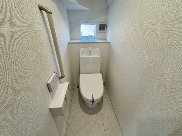ハートフルタウン 前橋市北代田町780番　Ａ号棟のトイレ|1階トイレです。清潔感のある白を基調としています。
温水洗浄・便座暖房機能の付いた快適なトイレです☆