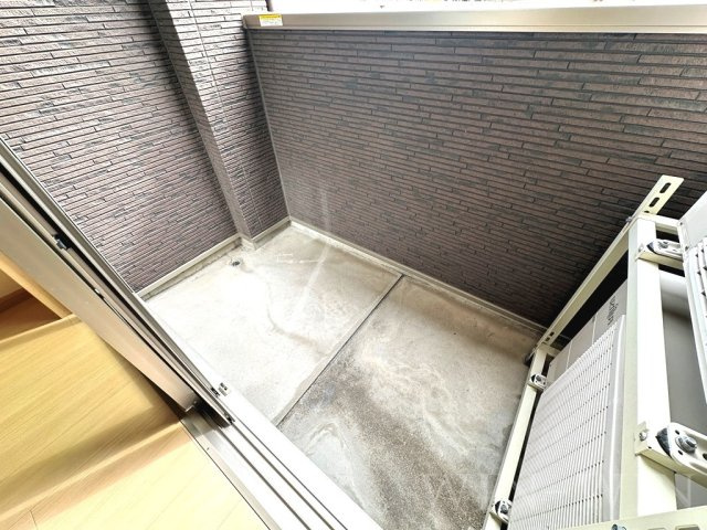 松東017のバルコニー