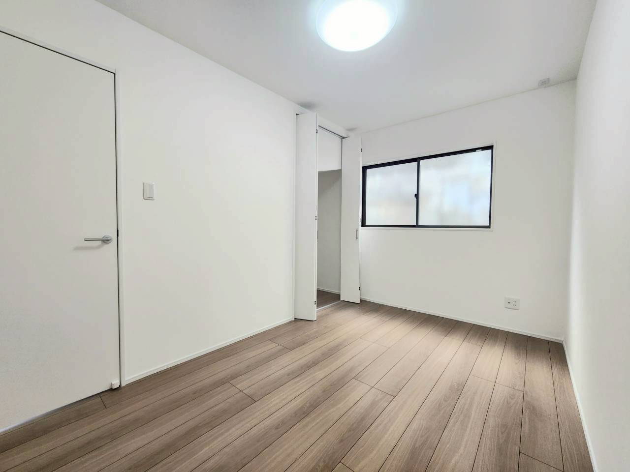 RESET HOUSE－リセットハウス小倉南区葛原2丁目2期の洋室|階段横の5.5帖洋室です♪