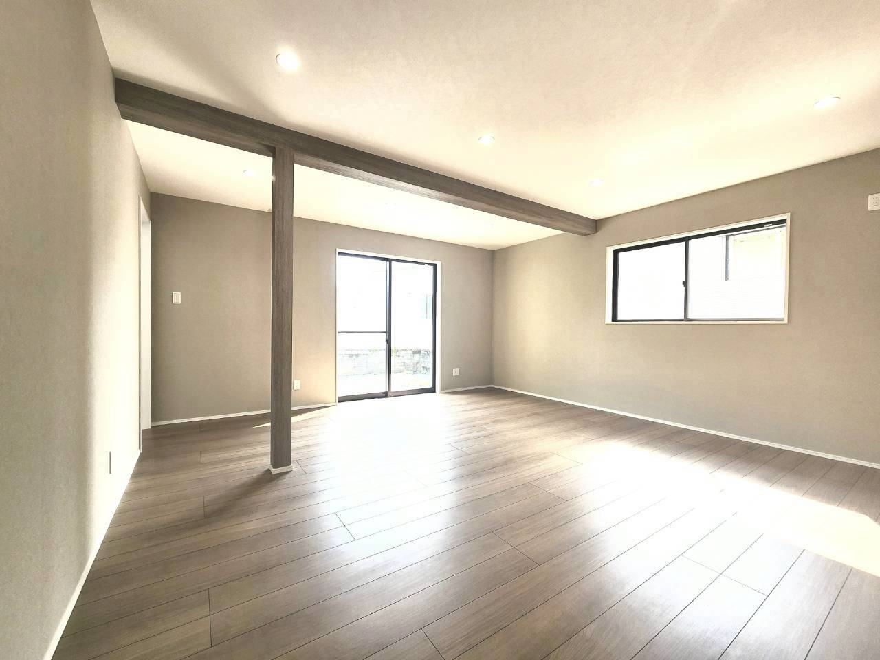 RESET HOUSE－リセットハウス小倉南区葛原2丁目2期の居間・リビング|抜けない柱や梁はデザインに活用♪