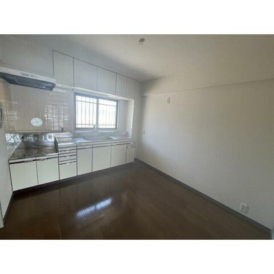 【居間・リビング】 | アーバンヒルズ新子安 | 窓がございます♪