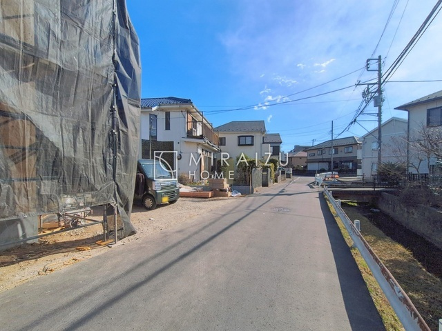 【周辺】 | 高級感漂う洗面台です。鏡の後ろの収納棚もとても充実しております。コスメが大好きな奥様も、女子力高いご主人様もきっとご満足いただける収納力です。三面鏡なので、ヘアセットにも便利です。
