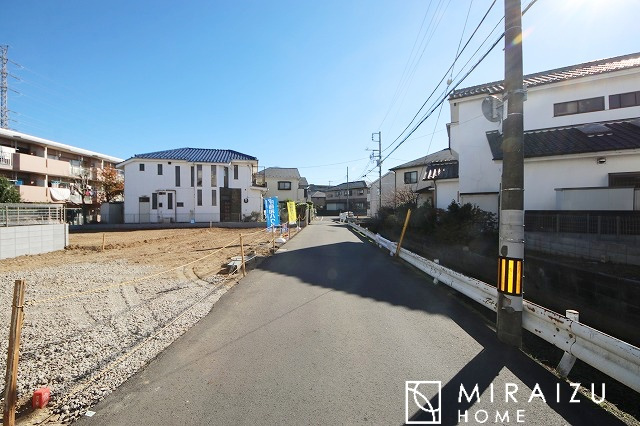 【前面道路含む現地写真】 | 洗濯機置き場と脱衣スペースもしっかりと確保されている洗面室、洗面コーナーは、窓から陽も差し明るく開放的な造りです。家事導線も良いので洗濯物やお湯はりもストレスフリーに毎日家事を楽しめそうです。
