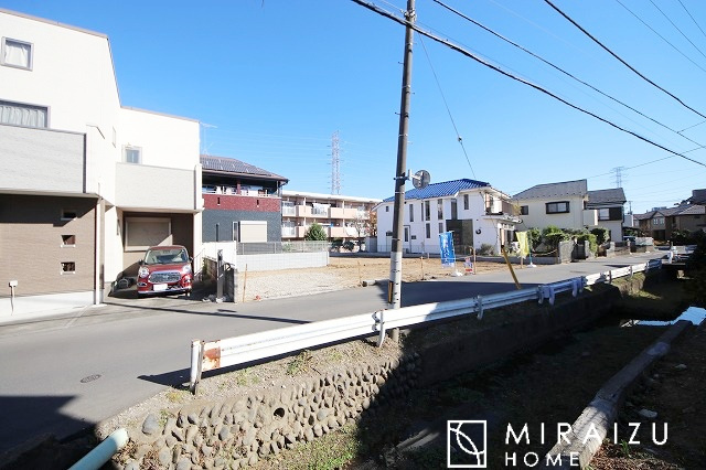 【前面道路含む現地写真】 | 空気の換気と窓からの光の明るさに配慮した清潔感のあるトイレ、ご自分の好きなアロマや芳香剤を置いて落ち着く空間を演出、一人になれる空間ですから、リラックスしたいですね。
