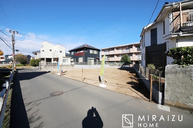 【周辺】 | いってきます♪ただいま♪明るい声が聞こえてきそうな玄関。ナチュラルなカラーがとても清潔感のある造りです♪
