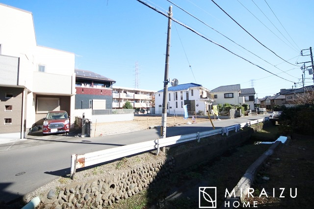 【周辺】 | 居心地の良さそうなリラックスできる空間。独立性のある建物ですので、ご自分の時間を大切にしたご家族様にぴったりです！
