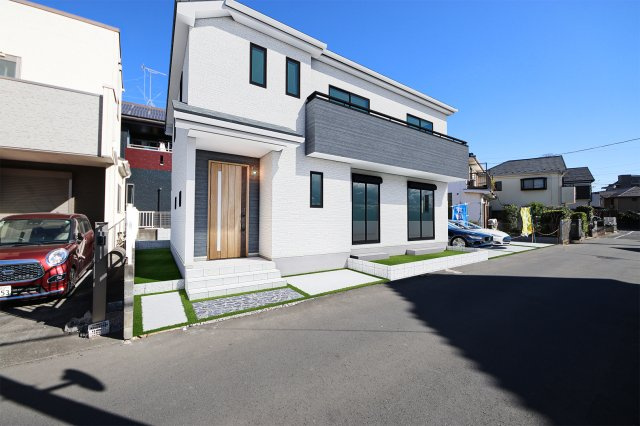 【外観】 | 陽当たりが心地の良いリビング空間です。日中はカーテンを開けて自然な光を取り込みリラックスして過ごしたいですね、照明器具もセンスの良いものを使いたいですね。
