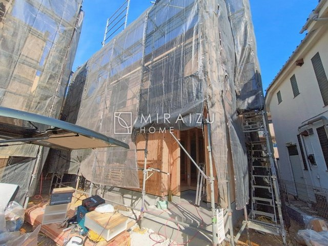 【周辺】 | スッキリとした形が上品な広々ワイドキッチンです。レンジフードもすっきりとした造りなので圧迫感もございません。窓もあり明るい空間の中で毎日お料理することが可能です。収納スペースも広いのが嬉しいですね。
