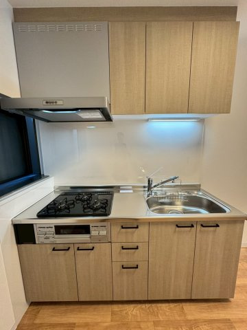 門真市宮野町のキッチン|上下に収納付きのシステムキッチンです。
キッチン横は窓付きで換気も安心です。