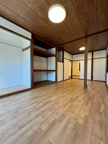 門真市宮野町の洋室|二階洋室・約10.5帖の広々洋室です。
バルコニーに面して明るいお部屋です。