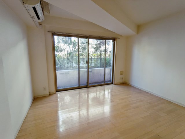 ガーデン代々木八幡の居間・リビング|こちらのリビングで趣味の時間をお楽しみください