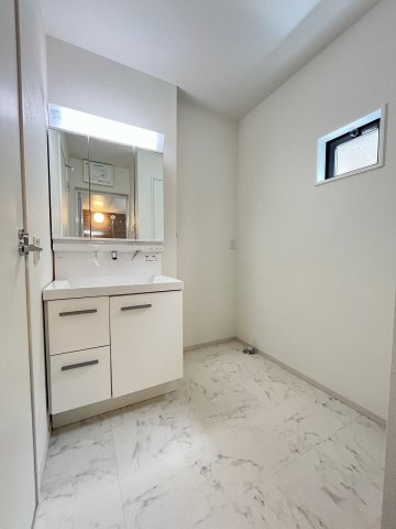 【洗面所】 | 大野城市中央1丁目1期　1号棟（全3棟）【仲介手数料無料・0円】 | 施工例。施工例は完成時と異なる場合があります。