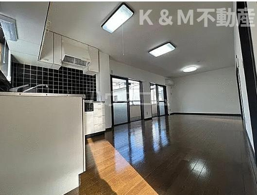 ランドフォレスト南柏の居間・リビング|内装は落ち着いています