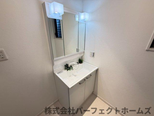 長尾元町3丁目戸建の独立洗面台|朝の支度にも助かる、独立の洗髪洗面化粧台