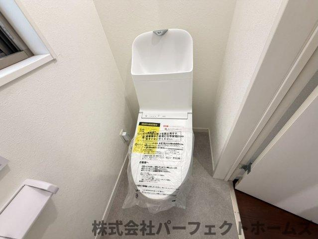 長尾元町3丁目戸建のトイレ|落ち着いた色調のトイレです