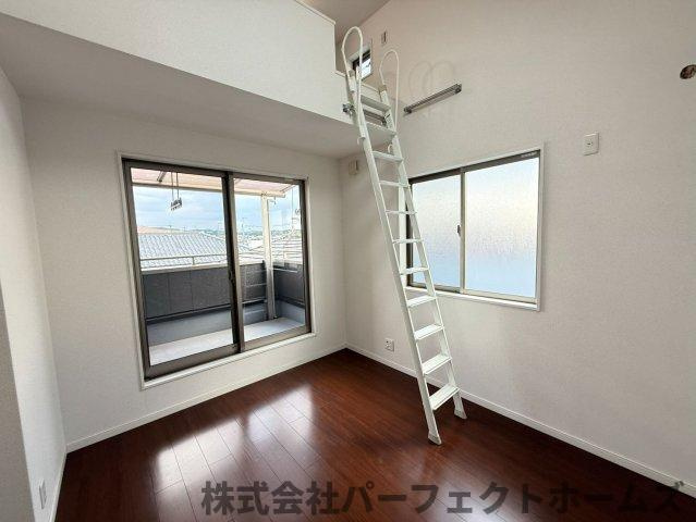 長尾元町3丁目戸建の洋室|明るい洋室です