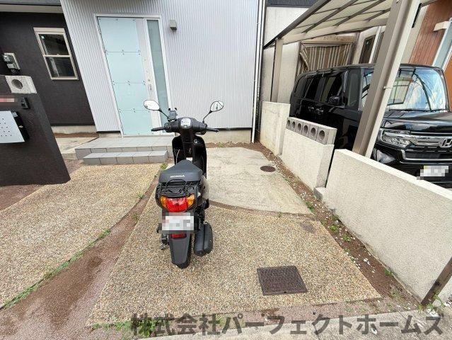 長尾元町3丁目戸建の駐車場|カースペースがあります