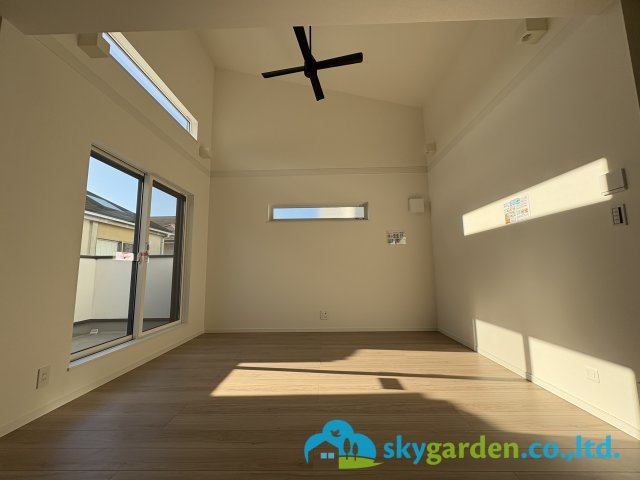 鎌倉市手広　新築戸建　全2棟2号棟の居間・リビング|勾配天井・シーリングファン