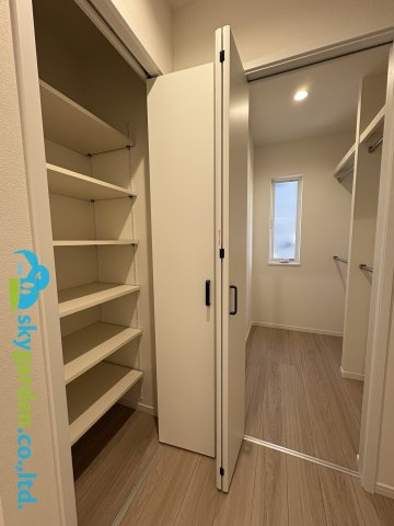 鎌倉市手広　新築戸建　全2棟2号棟の収納|洗面室とつながる収納スペース　これは嬉しいです
