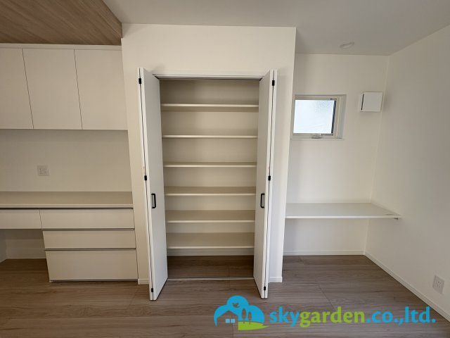 鎌倉市手広　新築戸建　全2棟2号棟の収納|リビングの収納　右にはカウンターデスク