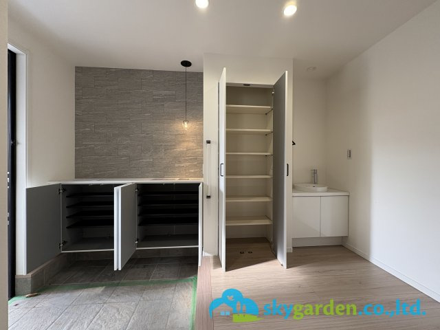 鎌倉市手広　新築戸建　全2棟2号棟の玄関|収容量たっぷりのシューズボックス
手洗いも付いてます