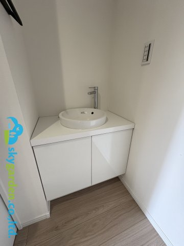 鎌倉市手広　新築戸建　全2棟2号棟の独立洗面台|玄関ホールに有る手洗い